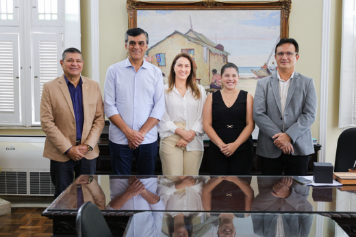 Imagem: Foto posada do reitor Custódio Almeida, do prefeito de Caucaia, Naumi Amorim, e demais autoridades