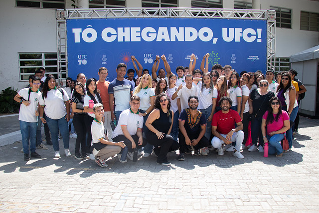 Imagem: Estudantes de ensino médio se reúnem no Centro de Convivência da UFC