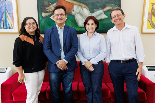 Imagem: De pé, da esquerda para a direita: Cláudia de Paula (Chefe de Gabinete da deputada), professor Custódio Almeida (reitor da UFC), Emilia Pessoa (deputada estadual) e professor Carlos Almir Holanda (Chefe de Gabinete da Reitoria)