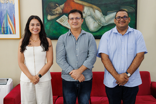 Imagem: De pé, no Gabinete da Reitoria, posam sorridentes Ana Afif (prefeita de Cascavel), Custódio Almeida (reitor da UFC) e Ribamar Ferreira (secretário de Educação de Cascavel)