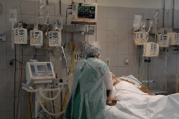 Imagem: Enfermeiro atende paciente em UTI