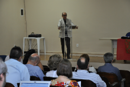 Imagem: Reitor Jesualdo Farias fala aos participantes do Seminário