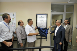 Imagem: Reitor Jesualdo Farias descerra a placa de inauguração do Laboratório de Biotecnologia