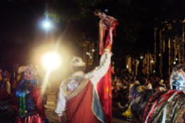 Imagem: Brincantes do Cordão do Caroá se apresentam nas ruas do Benfica