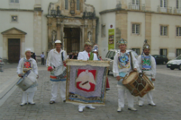 Imagem: Caracterizados, os brincantes saem às ruas com estandarte e instrumentos musicais