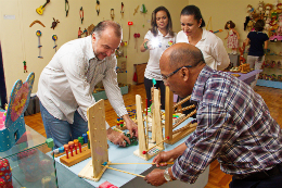 Imagem: O Diretor do Museu da Infância e do Brinquedo da UFC, Prof. Marcos Teodorico, brinca com visitantes da exposição (Foto: Igor Grazianno/CCSMI/2013)