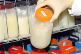 Imagem: Recipientes com leite congelado em banco de leite (Foto: Elza Fiúza / ABR)