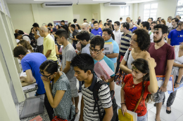 Imagem: Alunos realizam matrícula em Fortaleza - 17/01/2014 (Foto: Rafael Cavalcante) 