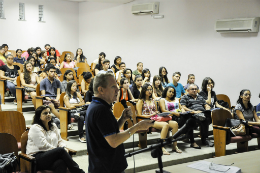 Imagem: Os alunos da Faculdade de Educação também foram recepcionados pela direção da unidade acadêmica (Foto: Ribamar Neto)