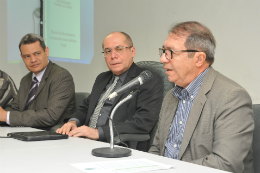 Imagem: Reitor Jesualdo Farias (ao centro) na mesa de abertura com o presidente da FONAI-MEC, Francisco Monteiro (direita), e o representante do MEC, Manoel Gomes (Foto: Arlindo Barreto)