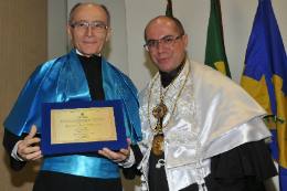 Imagem: Prof. Francisco Alcides Germano recebe homenagem das mãos do Reitor Jesualdo Farias (Foto: Arlindo Barreto)