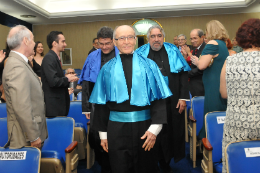 Imagem: Prof. Francisco Alcides Germano é aplaudido ao chegar em solenidade no auditório da Reitoria (Foto: Arlindo Barreto)