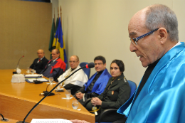 Imagem: Prof. Alcides Saldanha discursa durante entrega do título de Professor Emérito (Foto: Arlindo Barreto)