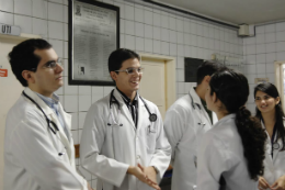 Imagem: Alunos de Medicina da UFC no Hospital Universitário Walter Cantídio