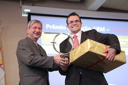 Imagem: Estudante recebe prêmio durante cerimônia de premiação da IBM