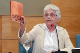 Imagem: Professora Adísia Sá durante palestra