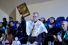 Imagem: Reitor Jesualdo Farias apresenta o livro de atas da colação de grau