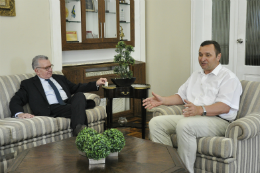Imagem: Reunião entre o Embaixador de Belarus e o Reitor em exercício Henry de Holanda Campos