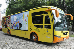 Imagem: O ônibus BrincarMóvel estará na Reitoria até 1º de abril (Foto: Ribamar Neto)