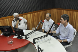 Imagem: A campanha foi lançada no programa Rádio Debate. Da esquerda para a direita, os professores Agostinho Gósson, Tomás Nunes Cavalcante e Augusto Albuquerque (Foto: Guilherme Braga)