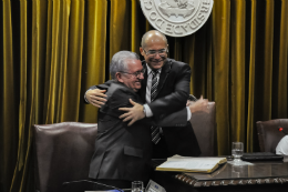 Imagem: Professores Jesualdo Farias e Henry Campos se abraçam durante transmissão de cargo