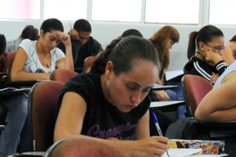 Imagem: Candidatos fazendo prova em sala de aula