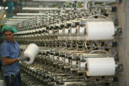 Imagem: Trabalhador em indústria têxtil