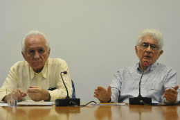 Imagem: Professores Neudson Braga e Liberal de Castro participaram da primeira edição do Fórum Hélio Duarte (Foto: Arlindo Barreto)