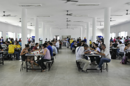 Imagem: Pessoas comendo juntas no refeitório do Restaurante Universitário
