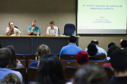 Imagem: Professores na mesa de debate do auditório durante palestra