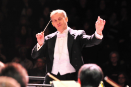 Maestro Linus Lerner regendo orquestra