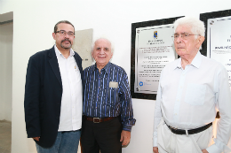 Imagem: Prof. Romeu Duarte Jr, Chefe do Departamento, e os homenageados Neudson Braga e Liberal de Castro (Foto: Arlindo Barreto)