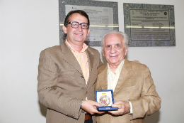 Imagem: Diretor do CT, Prof. Carlos Almir Holanda, e o homenageado, Prof. Neudson Braga (Foto: Arlindo Barreto)