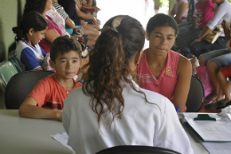 Imagem: Mãe e filho sendo atendidos por uma médica em um posto de saúde (Foto: Guilherme Braga)