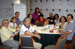Imagem: Participantes do curso realizado em 2010 em discussão sobre liderança e gerenciamento na área da saúde (Foto: brasil.faimerfri.org)