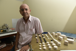 Imagem: Prof. Sérgio Sombra com protótipos de ressoadores dielétricos feitos com cerâmica (Foto: Jr. Panela)