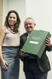 Imagem: Reitor recebe de Kassandra Araújo programas desenvolvidos em parceria com o Sesi