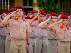 Imagem: Estudantes de colégio militar batem continência ao ouvir Hino Nacional
