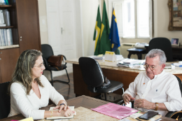 Imagem: Reitor Henry Campos e a Profª Cássia Damiani