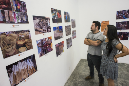 Imagem: Visitantes observam fotografias da exposição