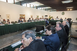 Imagem: Governador Camilo Santana em reunião com diversos integrantes da sociedade civil