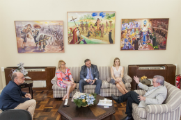 Imagem: Reitor conversa com a comitiva polonesa em seu gabinete