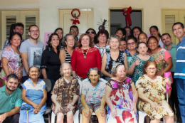 Imagem: Servidores da Pró-Reitoria de Administração posam para foto junto com idosas da Liga Evangélica de Assistência Erico Mota