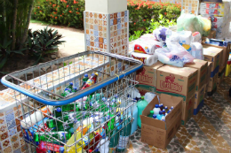 Imagem: Cesto e caixas contendo produtos doados pela Pró-Reitoria de Administração