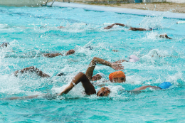 Imagem: Alunos nadando na piscina do Iefes (Foto: Jr. Panela)