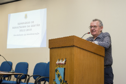 Imagem: Foto do Prof. Henry Campos na abertura do seminário