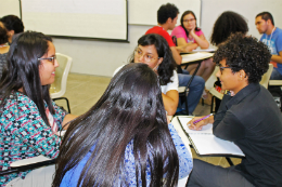 Imagem: Em grupos cooperativos, os estudantes vivenciam a oficina História da Vida (Foto: Divulgação/PRECE)
