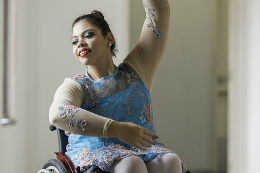  A bailarina, modelo e paratleta Ana Raquel Freire é uma das consumidoras do mercado de moda inclusiva (Foto: Jr. Panela/UFC)