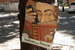 Imagem: Placa em árvore indicando local do projeto Leituras na Praça