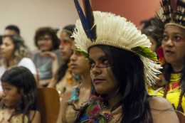 Imagem: Indígena confere abertura do evento no auditório